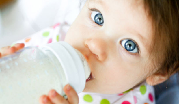 FLORLAMA VE ETKİLERİ?  Dünya Sağlık Örgütü’nün raporunda florürün yetersiz ya da aşırı miktarlarda alınmasının sağlığı olumsuz etkilediğine dikkat çekilerek yetersiz olduğunda diş çürümelerine, aşırı olduğunda da endemik florozis gibi sağlık sorunlarına yol açtığı belirtiliyor.30 seneden beri Avrupa ülkeleri ve Kanada’ da florürün dişlere yılda birkaç kez cila şeklinde sürülmesiyle (fluoride varnish) çürümelerin önlenmesi şeklinde bir uygulama vardır. Tükettiğimiz birçok gıdada doğal olarak flor bulunmaktadır.Deniz ürünleri,çay bitkisi yüksek oranda flor bulunduran yiyeceklerdendir.   ÇOCUKLARDA FLOR UYGULAMASI ZARARLI MIDIR?   Florür, diş çürümelerini önleyen bir mineraldir.Uygulama aralığı ve sıklığı da çürük risk grubuna göre planlanmalıdır. Diş yüzeyine sürüldüğünde tükürükle temas ederek kısa sürede kuruyup sertleştiğinden yutma ve flor toksisite riski oldukça azdır.30- 40 oranına kadar azaltır.Bu sebeple çocuklar için koruyucu uygulamr.Diş çürüklerini yüzde a olarak kullanılmalıdır.   FLORLAMA NASIL YAPILIR?   Özel tek kullanımlık kaşıklarla jel formundaki floru dişlere temas ettirerek lokal olarak uygulanarak dişlerin minesini güçlendirme amacıyla yapılır.Yaklaşık 30 veya 60 saniye ağız içnde kaşık yardımıyla uygulaması yapılır.6 aylık kontrollerle flor uygulaması takibi yapılarak önemli ölçüde dişleri çürüğe karşı korumaktadır.   HANGİ SIKLIKLA FLORLAMA YAPILMALI?   6 aylık kontrollerle flor uygulaması takibi yapılarak önemli ölçüde dişleri çürüğe karşı korumaktadır.Ancak yaşa göre ve çürük oluşma riskine göre değişiklik gösterebilir.     Ücretsiz Diş Muayenesi İçin : 0 342 341 71 10  Whatsapp Soru Hattı: 0 531 391 60 90  web:www.mahmutyildiz.com.tr  Mail: Bilgi@mahmutyildiz.com.tr  Adres: Atatürk mah. Cemil Sait Barlas Cad. No:12/A Şehitkamil/Gaziantep